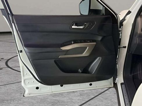 Used 2024 Nissan Pathfinder Platinum image 11