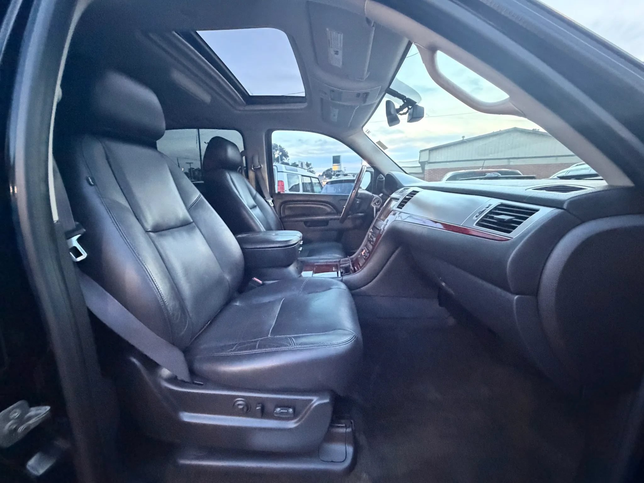 Used 2011 Cadillac Escalade ESV Luxury AWD/4WD image 21