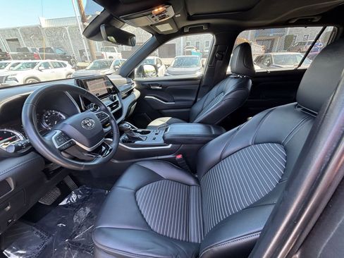 Used 2024 Toyota Highlander XSE FWD image 29
