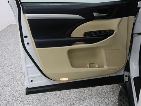 Used 2018 Toyota Highlander XLE AWD/4WD image 12