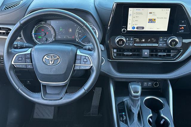 Used 2024 Toyota Highlander LE AWD/4WD image 15
