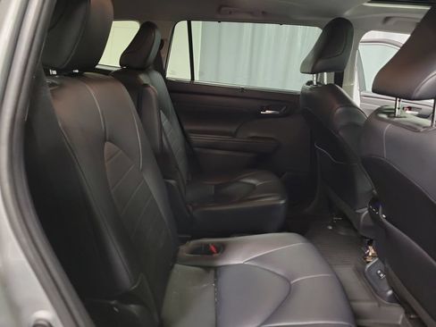 Used 2020 Toyota Highlander XLE AWD/4WD image 33