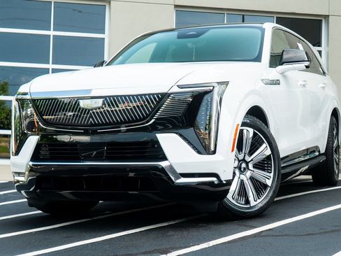 Used 2025 Cadillac Escalade IQ Luxury 2 w/ LPO, Premium Carpet Package AWD/4WD image 2