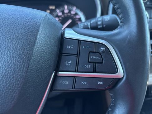 Used 2022 Toyota Highlander XLE FWD image 10