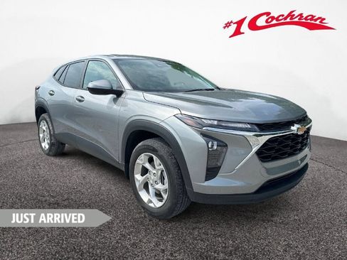 Used 2025 Chevrolet Trax LS w/ LS Convenience Package FWD image 1