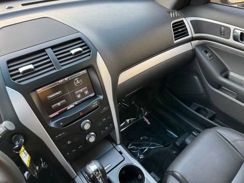 Used 2015 Ford Explorer XLT w/ Equipment Group 202B AWD/4WD image 25