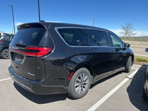 Used 2024 Chrysler Pacifica Select FWD image 3