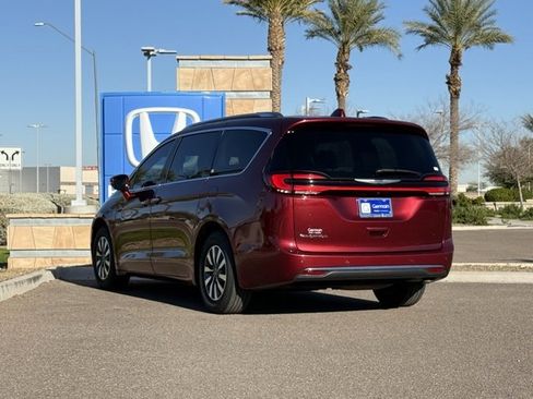 Used 2021 Chrysler Pacifica Touring-L image 6