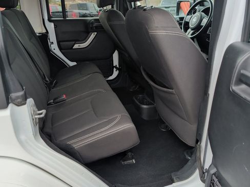 Used 2017 Jeep Wrangler Unlimited Sahara image 35