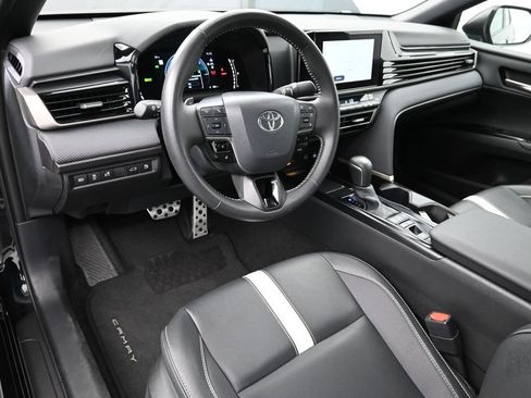 Used 2025 Toyota Camry SE FWD image 4
