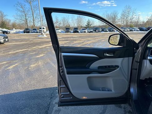 Certified 2019 Toyota Highlander XLE w/ Carpet Mat Package (TMS) image 25