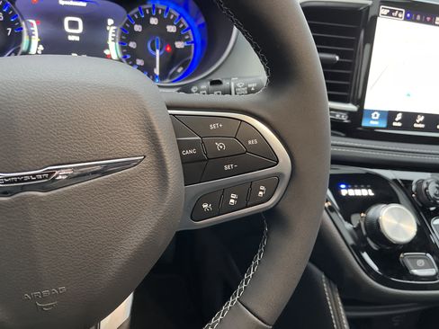 New 2026 Chrysler Pacifica Limited w/ Trailer Tow Group image 22