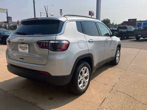 Used 2024 Jeep Compass Latitude AWD/4WD image 7