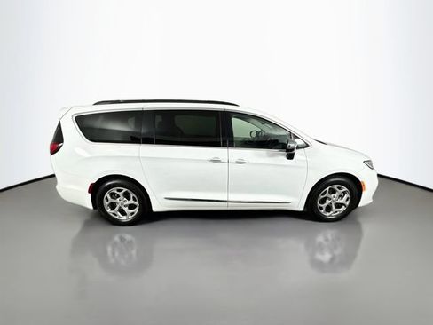 Used 2023 Chrysler Pacifica Limited FWD image 5