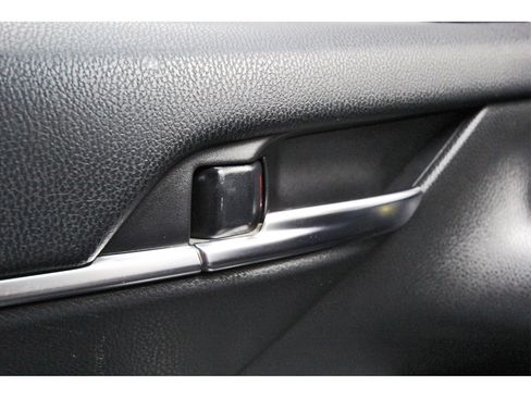 Used 2019 Toyota Camry SE image 18