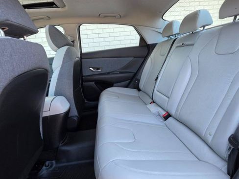 Used 2022 Hyundai Elantra Limited FWD image 11