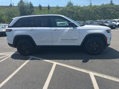 Used 2024 Jeep Grand Cherokee Altitude AWD/4WD image 2