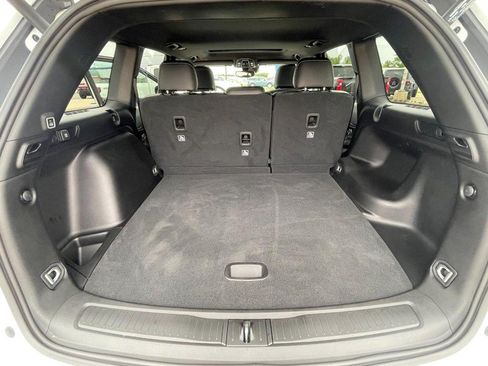 Used 2024 Jeep Grand Cherokee Altitude AWD/4WD image 11