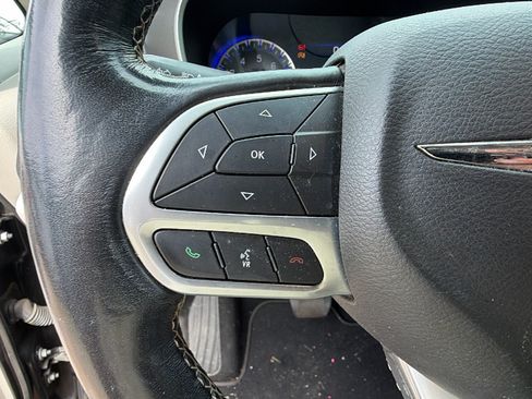 Used 2021 Chrysler Pacifica Touring-L FWD image 23