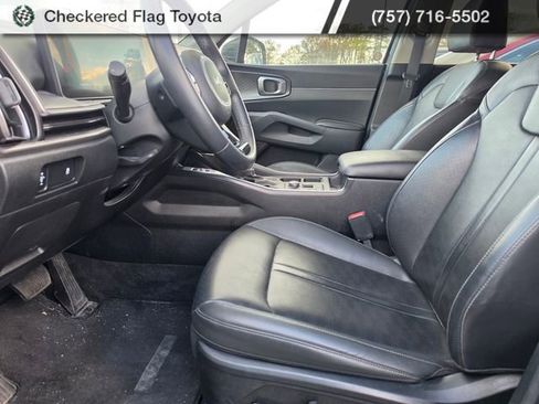 Used 2024 Kia Sorento S image 8