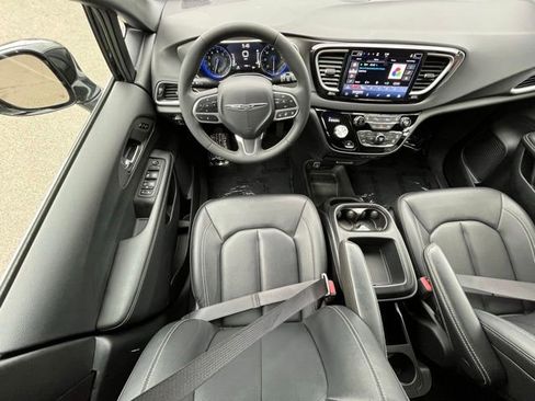 Used 2025 Chrysler Pacifica Select FWD image 22