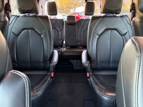 Used 2025 Chrysler Pacifica Select image 40
