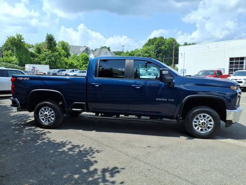 Used 2022 Chevrolet Silverado 2500 LT w/ Convenience Package AWD/4WD image 2