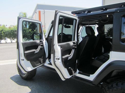 Used 2017 Jeep Wrangler Unlimited Rubicon AWD/4WD image 27