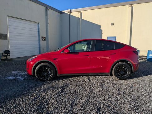 Used 2021 Tesla Model Y Long Range image 9