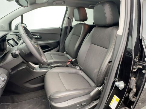 Used 2022 Chevrolet Trax LT w/ LT Convenience Package image 5