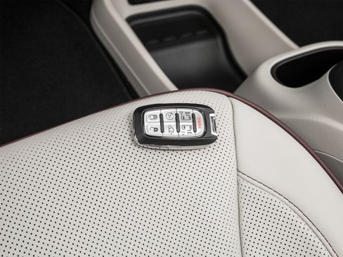 Used 2018 Chrysler Pacifica Limited FWD image 44