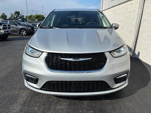 Used 2023 Chrysler Pacifica Touring-L FWD image 11