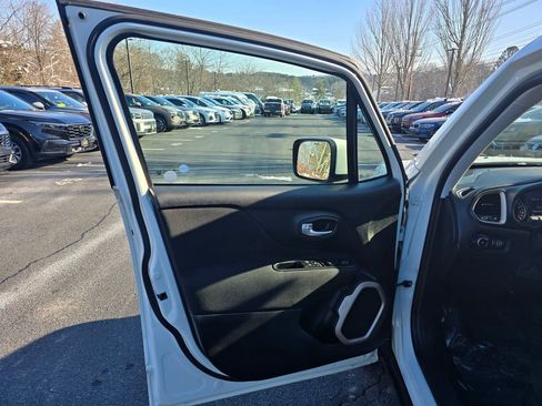 Used 2017 Jeep Renegade Latitude w/ Cold Weather Group image 7