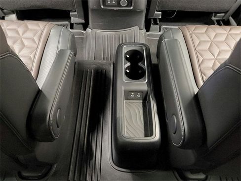 Used 2025 Nissan Armada Platinum image 34