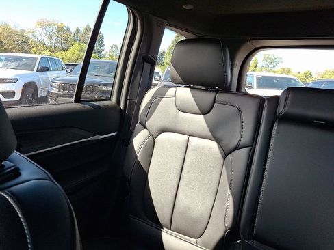 New 2025 Jeep Grand Cherokee Limited w/ Black Appearance Package AWD/4WD image 13