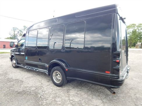 Used 2010 Chevrolet Express 3500 Extended RWD image 2