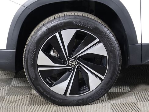 Used 2024 Volkswagen Taos SE w/ Panoramic Sunroof Package AWD/4WD image 24