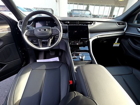 New 2025 Jeep Grand Cherokee Limited image 12