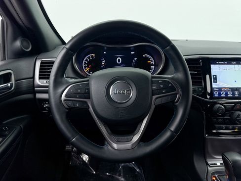 Used 2019 Jeep Grand Cherokee Laredo image 3