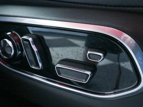 Used 2023 Jeep Grand Cherokee Overland w/ Luxury Tech Group IV AWD/4WD image 28