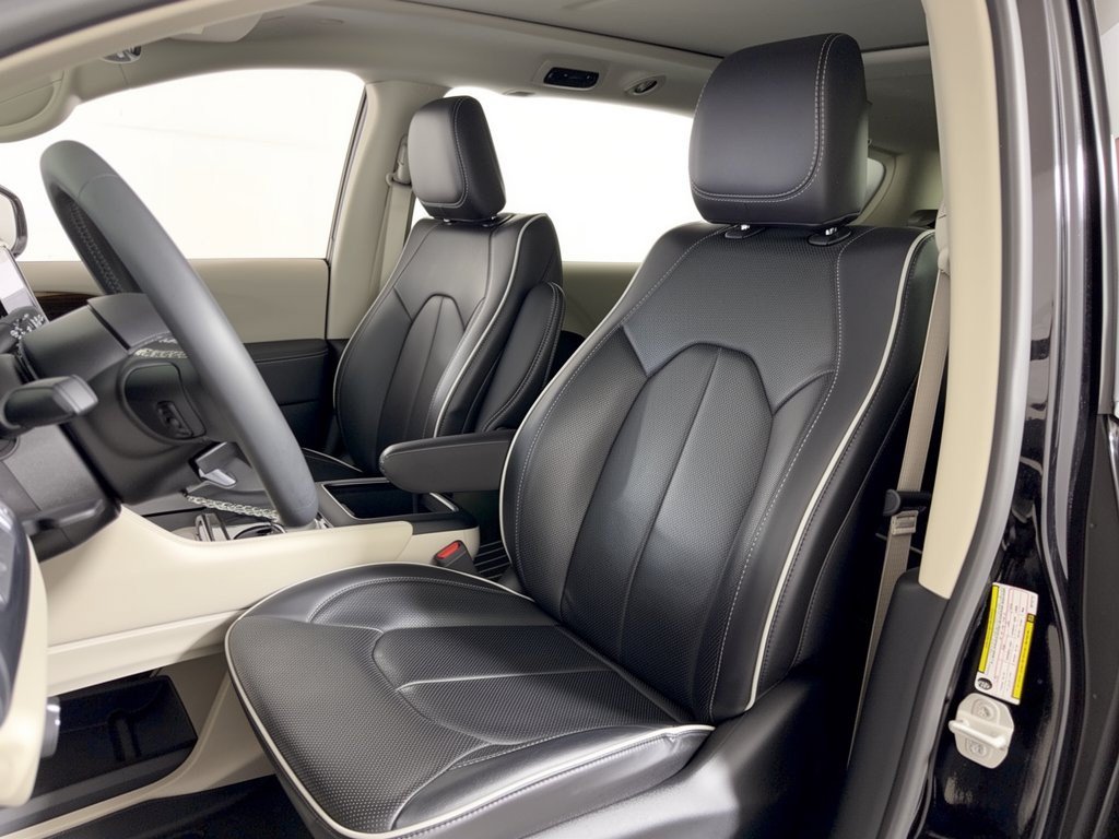 Used 2024 Chrysler Pacifica Limited FWD image 5