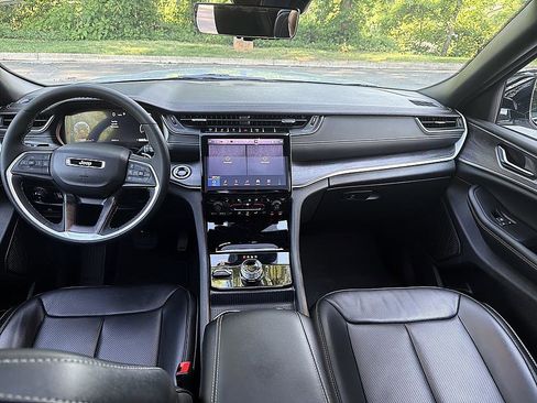 Used 2024 Jeep Grand Cherokee L Limited w/ Luxury Tech Group II AWD/4WD image 19