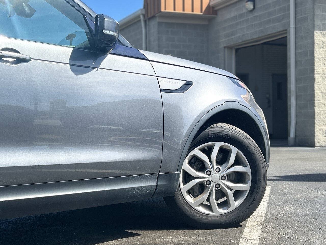 Used 2018 Land Rover Discovery SE AWD/4WD image 3