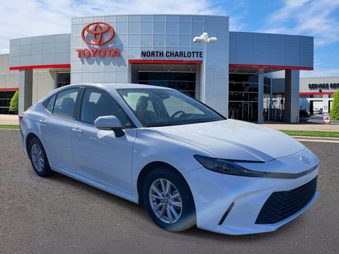 Used 2025 Toyota Camry SE image 3