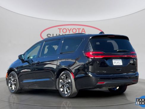 Used 2025 Chrysler Pacifica Limited image 7