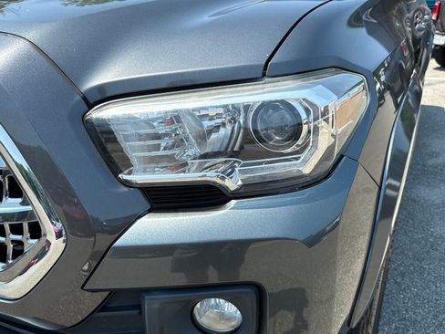 Used 2017 Toyota Tacoma TRD Sport w/ Tow Package (A/T) AWD/4WD image 7