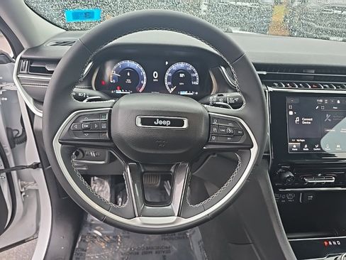 Certified 2023 Jeep Grand Cherokee Laredo image 23