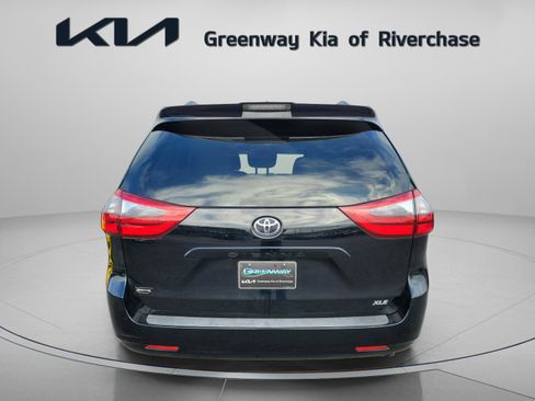 Used 2020 Toyota Sienna XLE image 5