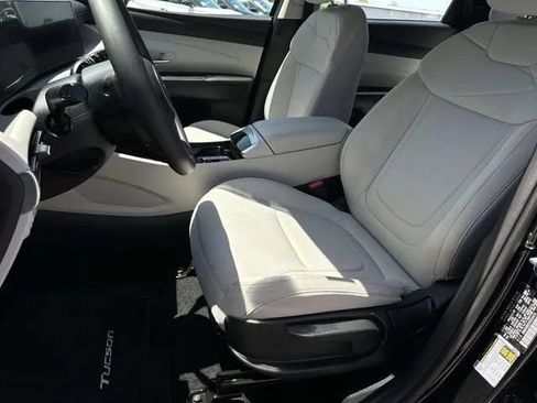 Used 2025 Hyundai Tucson SE FWD image 30