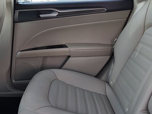 Used 2018 Ford Fusion SE w/ Fusion SE Technology Package FWD image 16